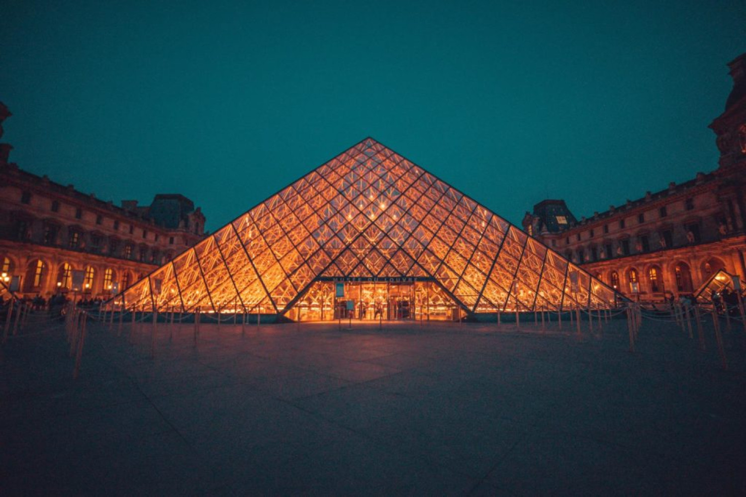 Louvre Gallery by Night - Virtual Art Gallery Tours - Home entertainment guide.